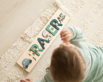 Puede incluir: Un rompecabezas de madera con el nombre "FRASER" escrito en letras de colores. Cada letra tiene una pequeña clavija para que un niño pueda sujetarla. El rompecabezas está sobre una alfombra blanca y un niño está jugando con él.