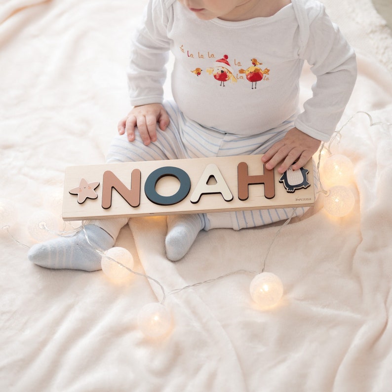 Nom du puzzle en bois pour bébé Cadeau personnalisé pour tout-petit de 1 an Tableau Occupé Montessori pour enfants Cadeaux jouets en bois personnalisés pour baby shower image 1