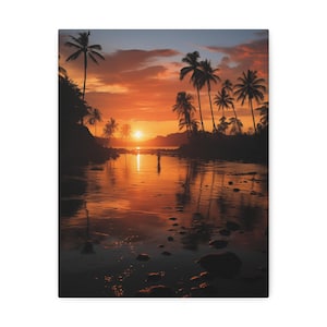 Op de afbeelding: Een canvas print met een tropische zonsondergang. Palmbomen silhouetten zich af tegen een levendige oranje en rode lucht, die weerspiegelt in het water. De zon gaat onder aan de horizon en een persoon staat in het water.