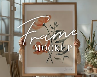 Frame poster mockup vrouw PSD, Artist studio mock up met persoon die dunne houtprint vasthoudt, modern interieur, eenvoudige minimale lege lege voorraad
