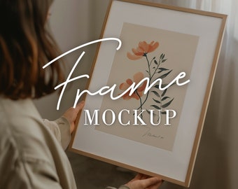 Frame mockup PSD met persoon, enkel dun houten kunstwerk, eenvoudig huis modern minimaal interieur, lege houten framevoorraad 12x16" 30x40 montagemat