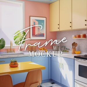 Könnte beinhalten: Ein farbenfrohes Kücheninterieur mit hellblauen Schränken, einem gelben Tisch und orangefarbenen Stühlen. Die Wände sind rosa gestrichen und die Oberschränke sind gelb. Ein gerahmtes Kunstwerk hängt an der Wand. Der Text "Frame Mockup" ist sichtbar.