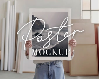Poster Mockup Frau PSD, Künstler Studio Mock Up mit Person, die Kunstdruck, Loft modernes Interieur, einfaches minimal leeres Bild hält