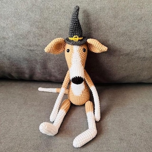 Peluche a forma di strega levriero all&#39;uncinetto: decorazione per cani di Halloween fatta a mano