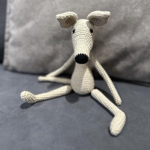 Giocattolo a forma di levriero fatto a mano all&#39;uncinetto: peluche amigurumi