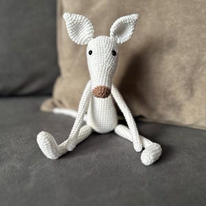 Peluche levriero all&#39;uncinetto: cane di peluche fatto a mano, regalo per gli amanti dei cani