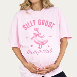 Zabawna koszulka z ogłoszeniem ciąży Silly Goose, słodka koszulka retro Baby Reveal 2025, prezent dla przyszłej mamy, różowa koszulka ciążowa na baby shower