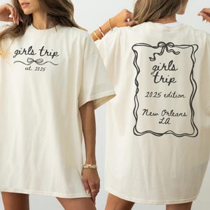 Aangepaste locatie meisjesreis bijpassende shirts, T-shirt meisjes wandelweekend, gepersonaliseerde besties 2025 reis, Coquette Girls Trip Comfort kleuren-T-shirt