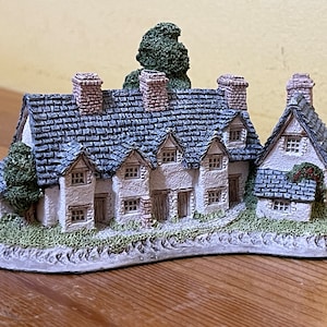 The Craftmen&#39;s Cottage (1985) by David Winter Cottages