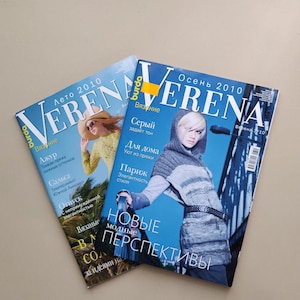 Op de afbeelding: Twee Verena breimagazines uit 2010. Het linker tijdschrift toont een persoon in een geel topje en strooien hoed. Het rechter tijdschrift toont een persoon in een grijze gebreide tuniek met capuchon en de tekst "Осень 2010" en "НОВЫЕ модные ПЕРСПЕКТИВЫ".
