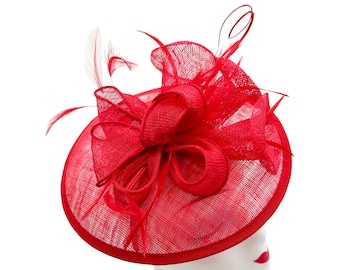 Roter runder Fascinator mit Stirnband und Clip von Sinamay, hergestellt mit Federn und Hatinator-Blumendetails