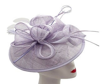 Fascinator viola lilla Sinamay realizzato con fascia rotonda e clip con piume e dettagli floreali