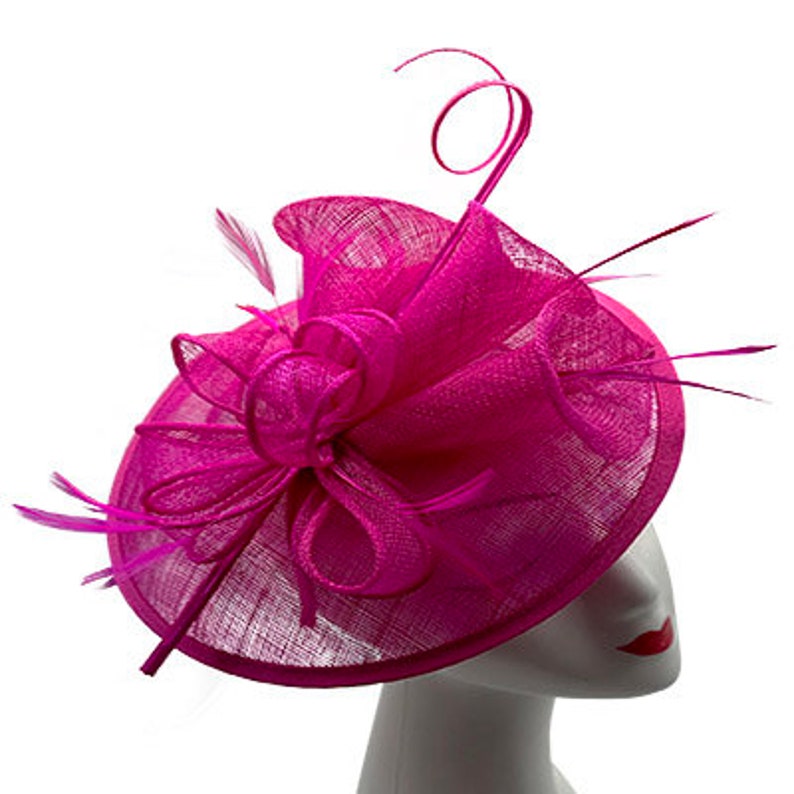 Serre-tête Fascinator fuschia et clip sinamay avec plumes Forme ronde Mariages Royal Ascot image 2