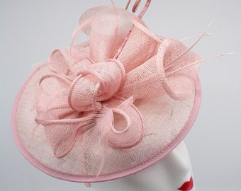 Bandeau fascinateur rose poudré et clip sinamay avec plumes Forme ronde Mariages Royal Ascot