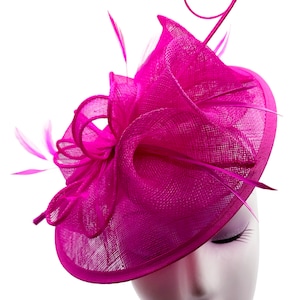 Serre-tête Fascinator fuschia et clip sinamay avec plumes Forme ronde Mariages Royal Ascot image 3