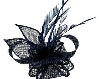 Bibi bleu marine, petit, chapeau de mariage, broche et clip, détails fleurs et plumes, pour mariages, royal ascot, courses, mini bibis