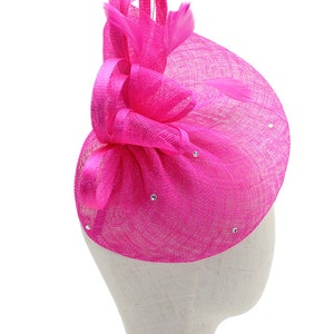 Nuovo cerchietto per fascinator fucsia e clip sinamay con piume Ascot reale per matrimoni impreziosito da diamanti