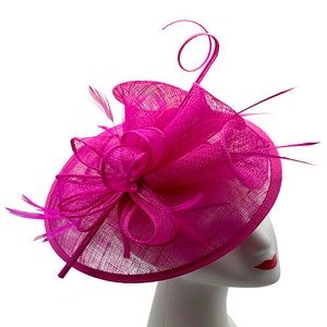 Serre-tête Fascinator fuschia et clip sinamay avec plumes Forme ronde Mariages Royal Ascot image 1