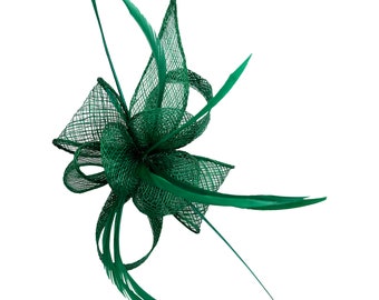 Groene fascinator klein formaat mini klaproos bloem en bloemblaadjes stijl hoed met broche pin en clip voor bruiloften Royal Ascot Races Derby