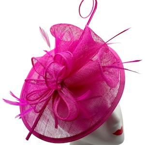 Serre-tête Fascinator fuschia et clip sinamay avec plumes Forme ronde Mariages Royal Ascot image 5