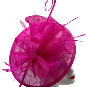 Serre-tête Fascinator fuschia et clip sinamay avec plumes Forme ronde Mariages Royal Ascot image 4