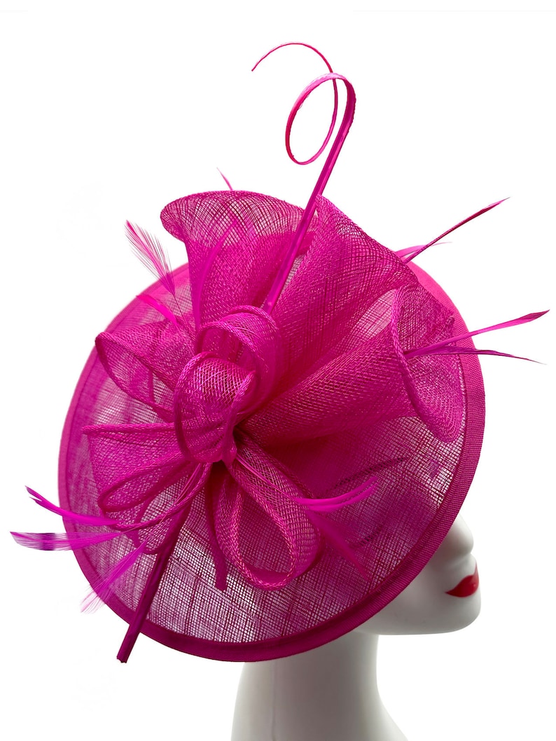 Serre-tête Fascinator fuschia et clip sinamay avec plumes Forme ronde Mariages Royal Ascot image 4