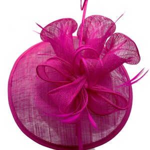 Serre-tête Fascinator fuschia et clip sinamay avec plumes Forme ronde Mariages Royal Ascot image 6