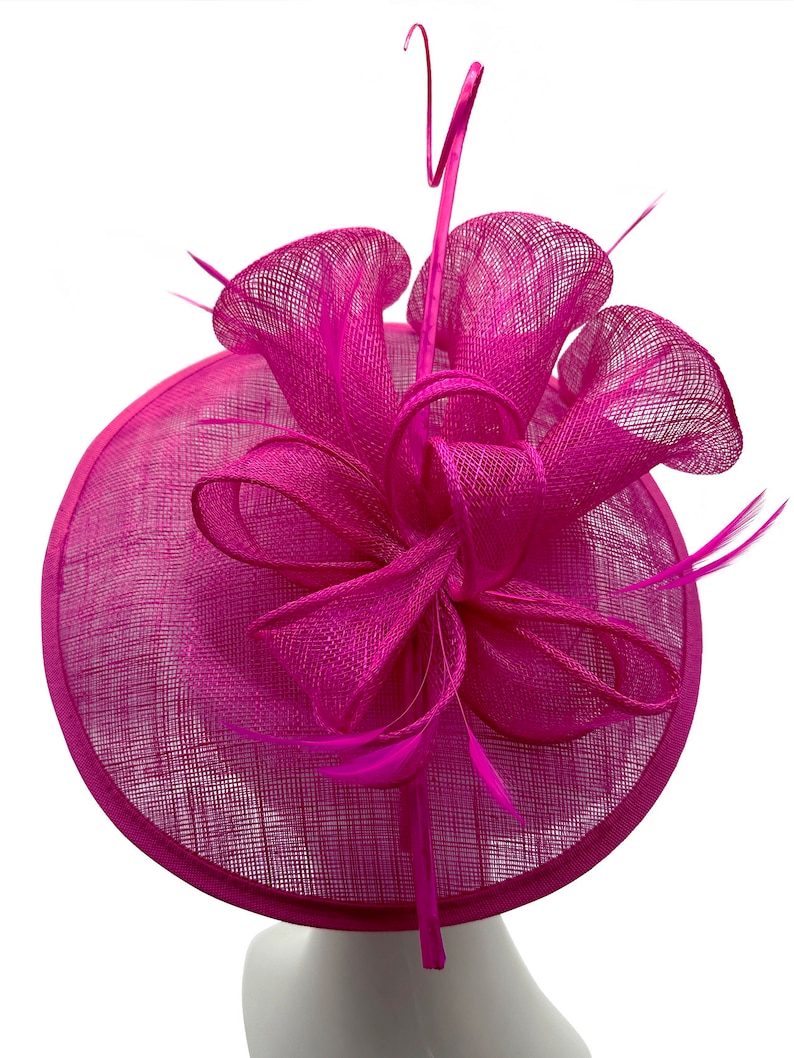 Serre-tête Fascinator fuschia et clip sinamay avec plumes Forme ronde Mariages Royal Ascot image 6