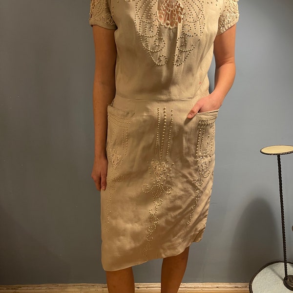 true Vintage beige Kleid mit gestickten Details 1950er Jahre exclusives seltenes Stück Größe M