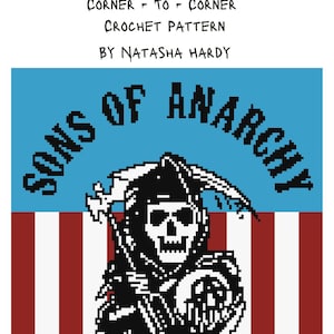 Puede incluir: Un patrón de crochet para un logotipo de Sons of Anarchy. El logotipo es una calavera en blanco y negro con una guadaña, rodeada de las palabras "Sons of Anarchy" en una fuente pixelada negra. El fondo es un patrón de rayas azules y rojas.