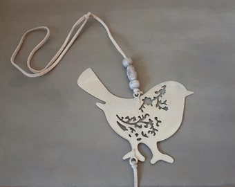 Campana de viento de metal con tres pájaros pintados de blanco