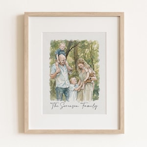 Könnte beinhalten: Gerahmtes Aquarellporträt einer fünfköpfigen Familie vor verschwommenem Hintergrund eines Waldes. Die Familie besteht aus Vater, Mutter und drei Kindern. Der Text "The Sorensen Family" ist unten im Porträt in Kursivschrift geschrieben.
