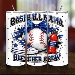 Puede incluir: Vaso blanco con diseño de béisbol. Presenta una pelota de béisbol, un lazo azul, un par de zapatillas y una botella de bebida deportiva roja. El texto incluye "Baseball Mama" y "Bleacher Crew."