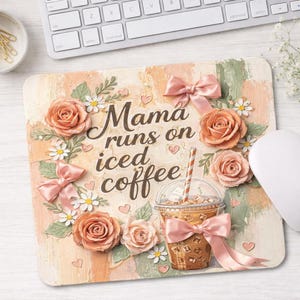 Può includere: Un tappetino per mouse rettangolare con uno sfondo astratto color pesca e crema con il testo Mama runs on iced coffee. Il design include illustrazioni di rose color pesca, piccole margherite bianche, foglie verdi e fiocchi di raso rosa.