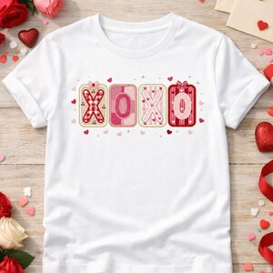 バレンタイン XOXO PNG シャツデザイン | フェイクラッチフックヤーンパッチワークブロック | コケットバレンタインTシャツ | DTF昇華 | 即時ダウンロード