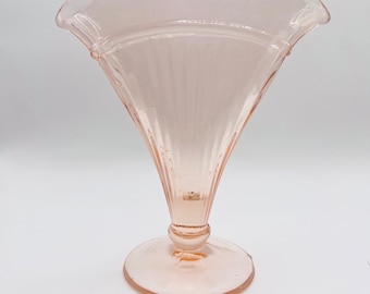 Roze depressieglas Diamond Glassware Co. Adams Rib Waaiervaas in art-decostijl