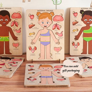 Op de afbeelding: Houten puzzels met het menselijk lichaam en interne organen. De puzzels bevatten illustraties van kinderen met verwijderbare orgaanstukken. De tekst "INTERNAL ORGANS" staat op elke puzzel. E&eacute;n puzzel heeft de tekst "You can add gift packaging".