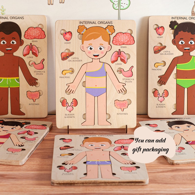 Op de afbeelding: Houten puzzels met het menselijk lichaam en interne organen. De puzzels bevatten illustraties van kinderen met verwijderbare orgaanstukken. De tekst "INTERNAL ORGANS" staat op elke puzzel. E&eacute;n puzzel heeft de tekst "You can add gift packaging".