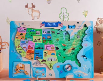 Puede incluir: Un rompecabezas de madera del mapa de los Estados Unidos con piezas estatales coloridas. El rompecabezas incluye el texto "UNITED STATES OF AMERICA" y presenta ilustraciones de puntos de referencia y animales. El rompecabezas está sobre una superficie de madera.