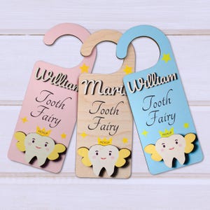 Op de afbeelding: Een rustiek houten bord met de tekst "Welcome to our home" in witte letters. Het bord heeft een verweerde afwerking en een eenvoudig, uitnodigend ontwerp, perfect voor entree decoratie.