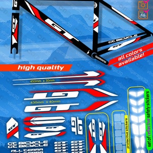 Peut inclure: Un ensemble d'autocollants pour cadre de vélo de couleur blanche, rouge et noire avec le mot "GT" en caractères gras. Les autocollants sont disponibles en différentes tailles et comprennent un guide de taille de cadre. Les autocollants sont conçus pour un vélo GT et comprennent des autocollants de sécurité protecteurs et réfléchissants.
