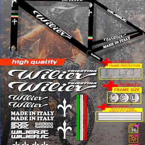 Può includere: Un set di adesivi per telaio di bicicletta in bianco e nero con la scritta "Wilier" e la bandiera italiana. Gli adesivi sono progettati per una bicicletta da strada e includono protezione del telaio, dimensioni del telaio e barre di sicurezza riflettenti come bonus. Gli adesivi sono disponibili in una varietà di colori, tra cui nero, bianco, rosso, arancione, giallo, blu, blu chiaro, verde, grigio, grigio scuro, grigio metallizzato e oro metallizzato.