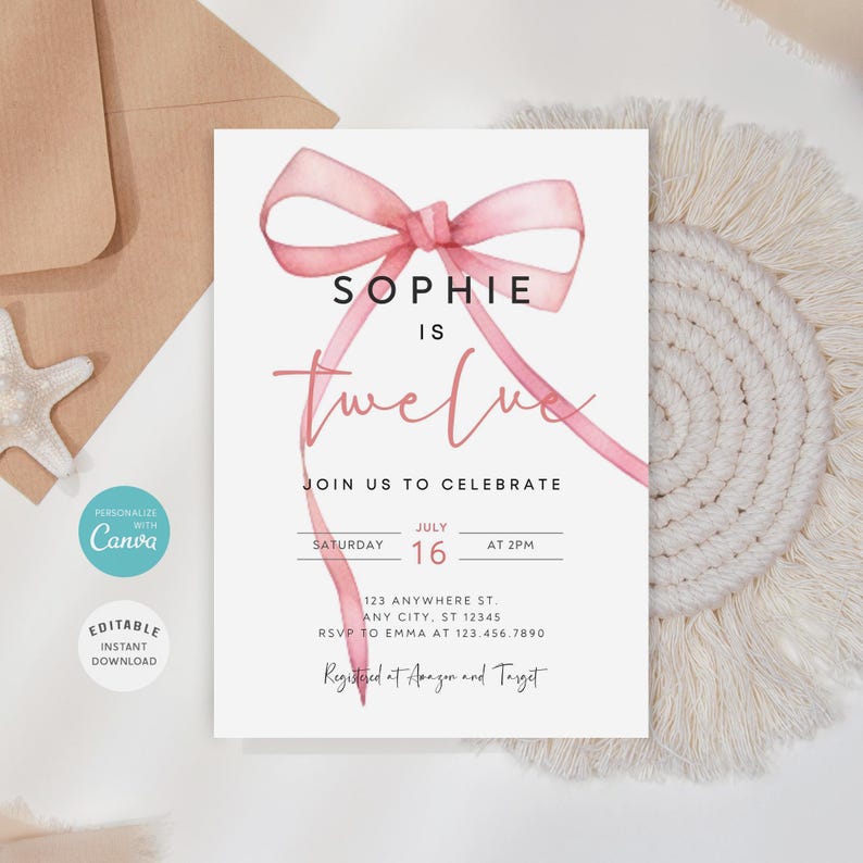 K&ouml;nnte beinhalten: Ein rosa Aquarell-Schleife mit dem Text "Sophie ist zw&ouml;lf" auf wei&szlig;em Hintergrund. Die Einladung enth&auml;lt Details f&uuml;r eine Geburtstagsfeier am 16. Juli um 14:00 Uhr. RSVP-Informationen und Geschenkregister-Details sind ebenfalls enthalten.