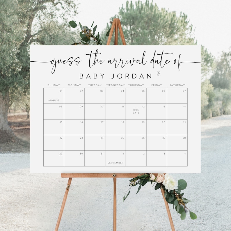 Pu&ograve; includere: Un cartello bianco con un calendario nero su di esso. Il calendario &egrave; per agosto e settembre. Il cartello dice "indovinate la data di arrivo di Baby Jordan".