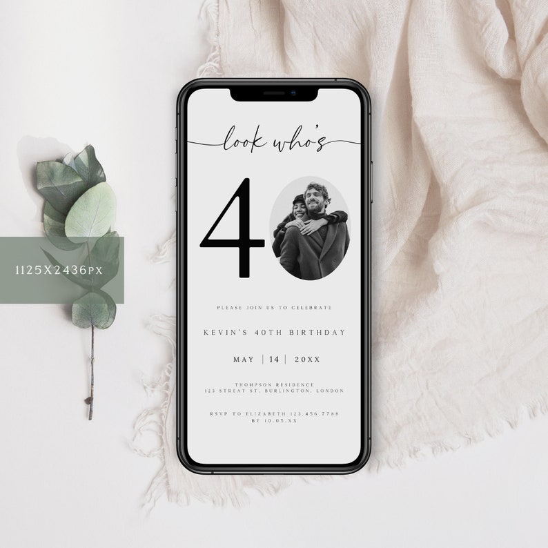 Puede incluir: Una foto en blanco y negro de una pareja en la pantalla de un tel&eacute;fono inteligente con el texto "look who's 40" y las palabras "Please join us to celebrate Kevin's 40th Birthday May 14 20XX Thompson Residence 23 Treat St. Burlington, London RSVP to Elizabeth 123-456-7748 by 10.05.20XX".