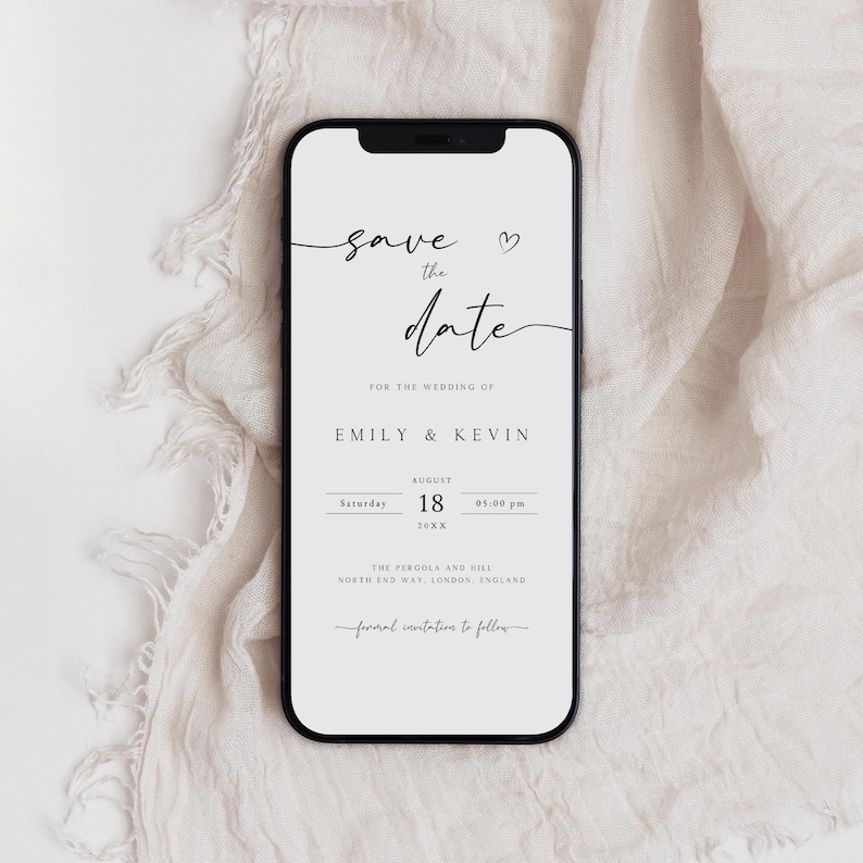Op de afbeelding: Een witte save-the-date-kaart op het scherm van een smartphone. De kaart heeft zwarte tekst die "Save the date" zegt met een klein hartje. De tekst zegt ook "Voor de bruiloft van Emily & Kevin" en bevat de datum "18 augustus 20XX" en de tijd "17:00 uur". De locatie is vermeld als "The Pergola and Hill, North End Way, London, England".