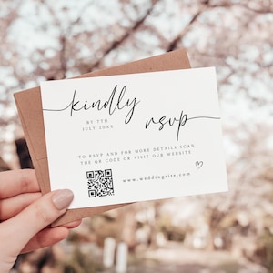 Może przedstawiać: Biała karta RSVP z czarnym tekstem, kt&oacute;ry brzmi "kindly RSVP by 7th July 20XX". Karta zawiera r&oacute;wnież kod QR i tekst "To RSVP and for more details scan the QR code or visit our website www.weddingsite.com".