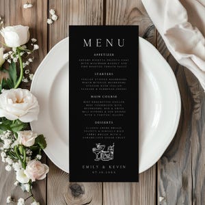 Peut inclure: Un menu noir avec du texte blanc, placé sur une assiette blanche, avec des fleurs et de la verdure blanches. Le menu énumère les entrées, les entrées, les plats principaux et les desserts. Le menu comprend les noms Emily & Kevin et une date.