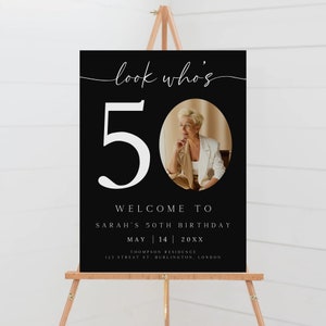 Letrero con foto de 50 cumpleaños, letrero de bienvenida de Mira quién tiene 50, póster con foto de 50 cumpleaños, decoraciones de cumpleaños, letrero negro de 50 cumpleaños, G-208