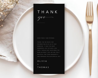 Könnte beinhalten: Eine schwarze Hochzeits-Dankeskarte mit weißem Text, auf einem weißen Teller mit goldenem Besteck. Die Karte lautet "THANK you" und enthält eine Dankesbotschaft, signiert mit "Olivia + Thomas."